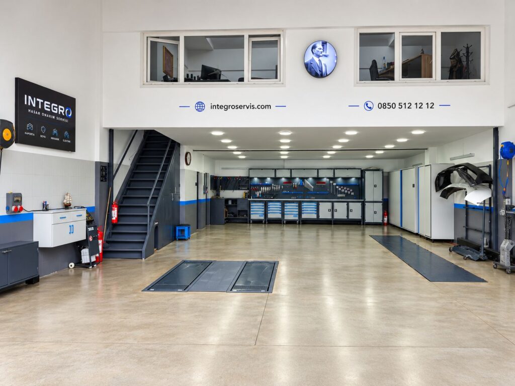 Kaporta boya onarımı yapılan İNTEGRO atölyesinin lift ve çalışma alanı