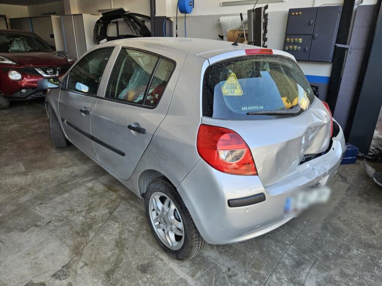 Gri Renault Clio, arka tampon ve bagaj kapağında çarpma hasarı, onarım öncesi