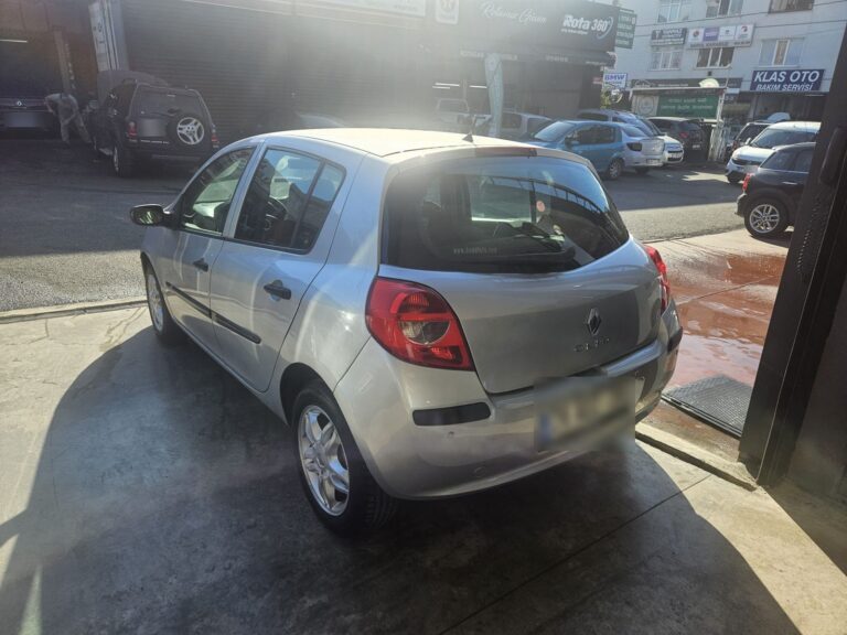 Gri Renault Clio, arka tampon ve bagaj kapağı onarımı sonrası
