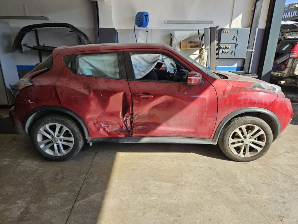 Eksper ne yapar: sağ yanından ağır darbe almış kırmızı Nissan Juke, onarım öncesi