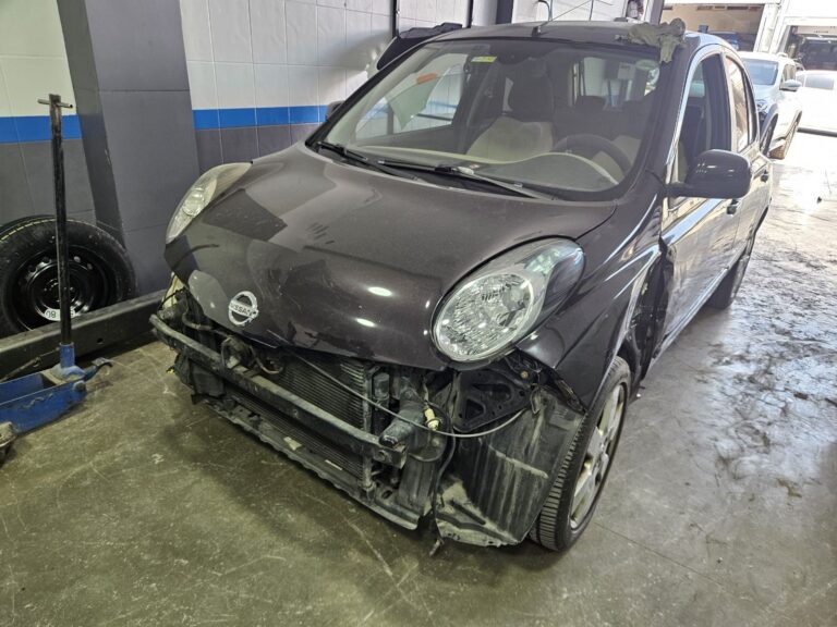 Nissan Micra kaporta onarımı öncesi: ön darbe hasarı