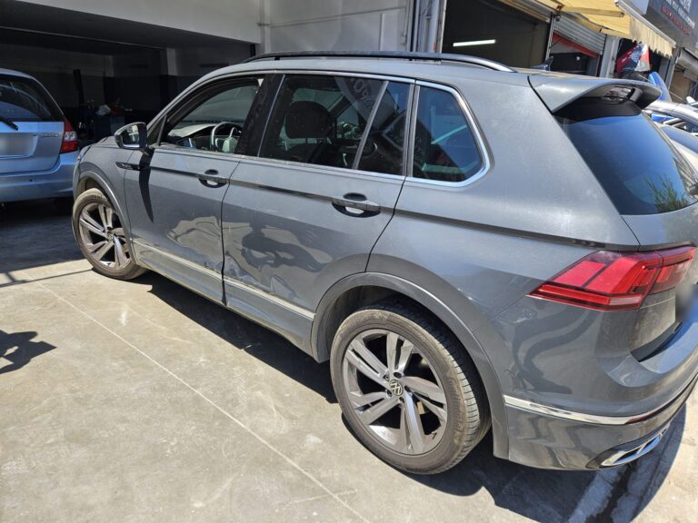 Gri Volkswagen Tiguan, onarım öncesi yandan görünüm