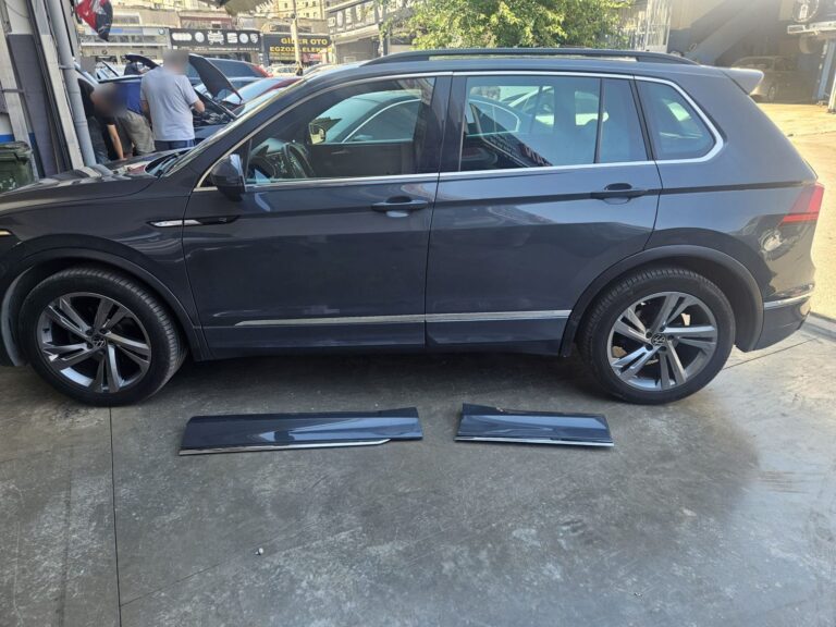 Volkswagen Tiguan onarım sonrası; sökülen yan kaplamalar aracın önünde
