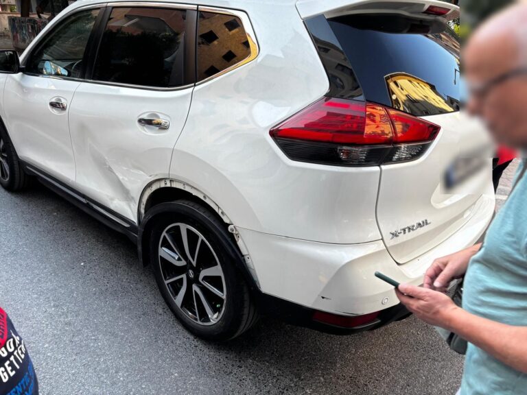 Beyaz Nissan X-Trail, arka çamurluk ve kapıda çarpma hasarı, onarım öncesi