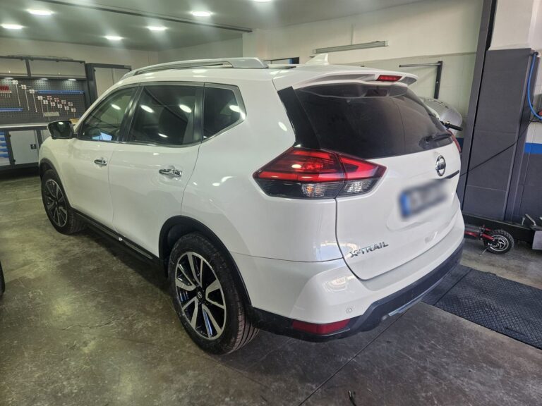 Beyaz Nissan X-Trail, arka çamurluk ve kapı onarımı sonrası atölyede